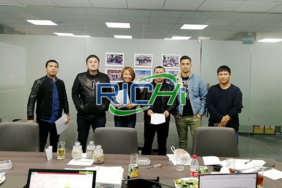 乌兹别克斯坦每小时 3-5 吨的完整鸡饲料制粒厂